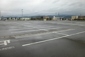 【ホームセンターサンデー河北谷地店】キッチンカーの出店に最適な店舗出入口付近にある屋外スペース