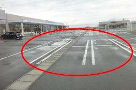 【ホームセンターサンデー河北谷地店】キッチンカーの出店に最適な店舗出入口付近にある屋外スペース