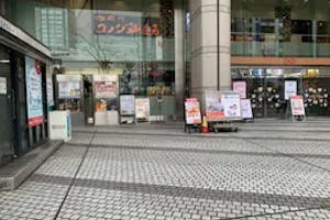 【錦糸町マルイ】1階 店頭 広告・ステージA【物販・食物販・PR】国道14号面した人通りの多い屋外スペース