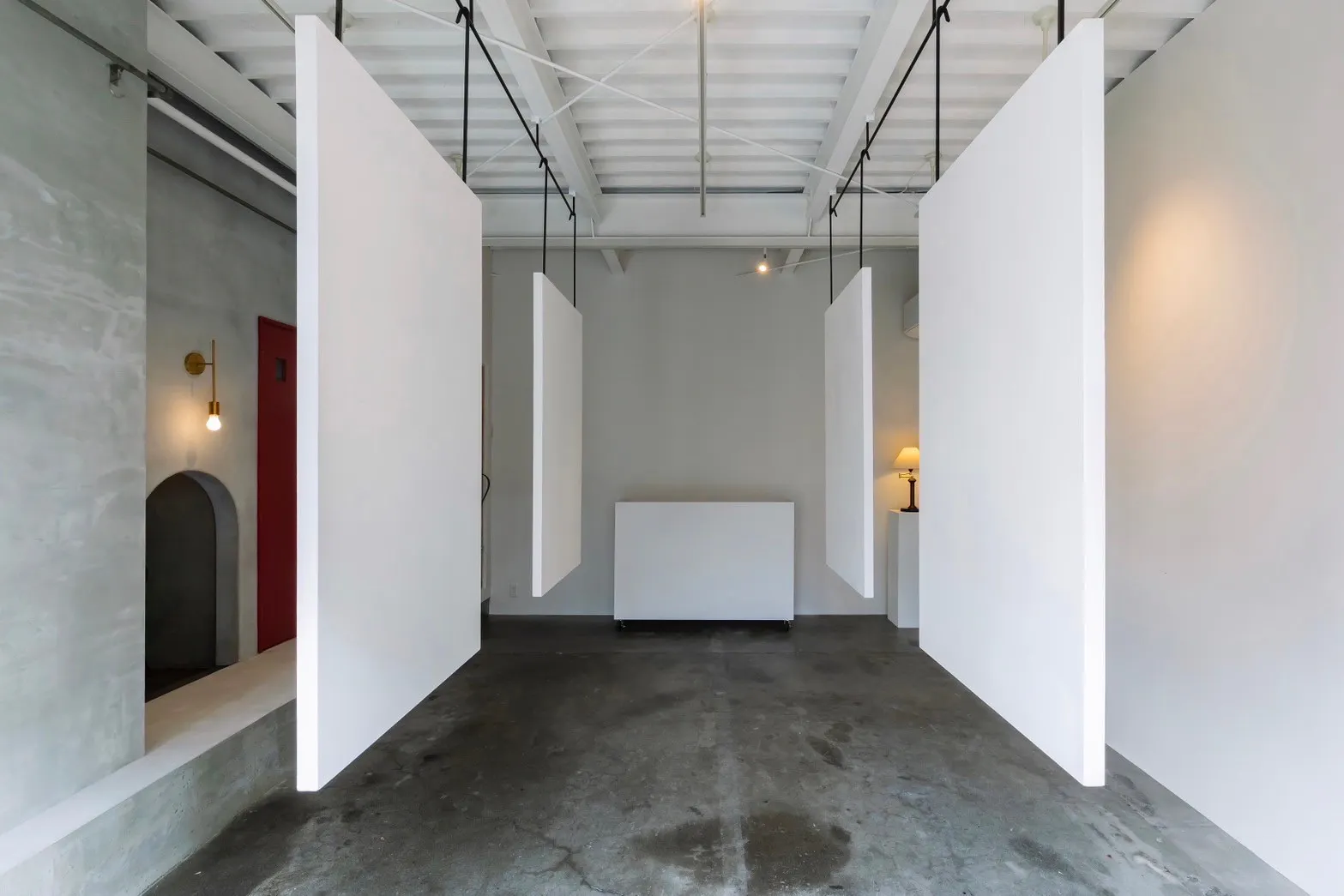 【福島駅10分】展示会やポップアップに最適な路面にある白とモルタルを基調としたシンプルなレンタルスペース