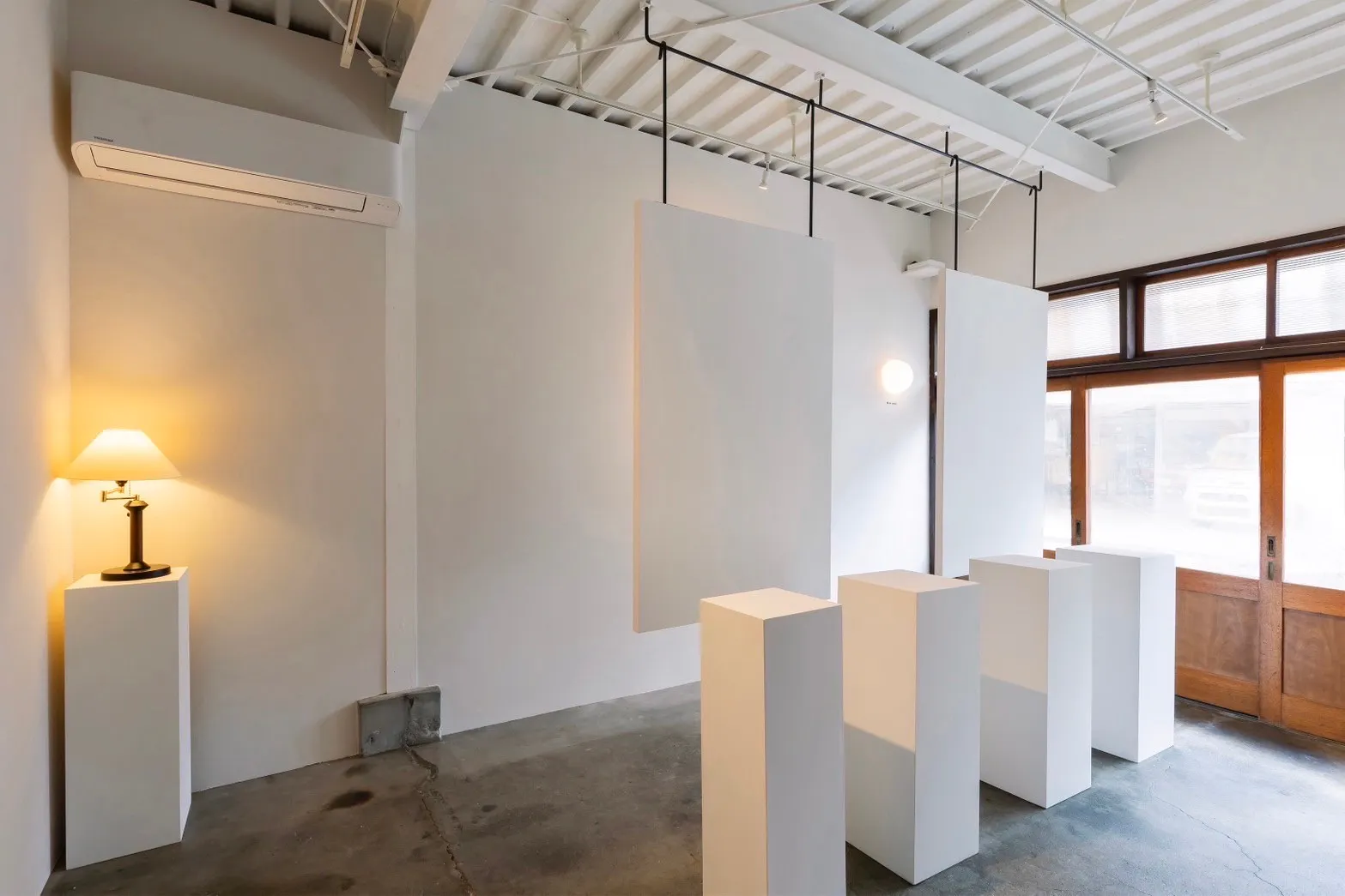 【福島駅10分】展示会やポップアップに最適な路面にある白とモルタルを基調としたシンプルなレンタルスペース