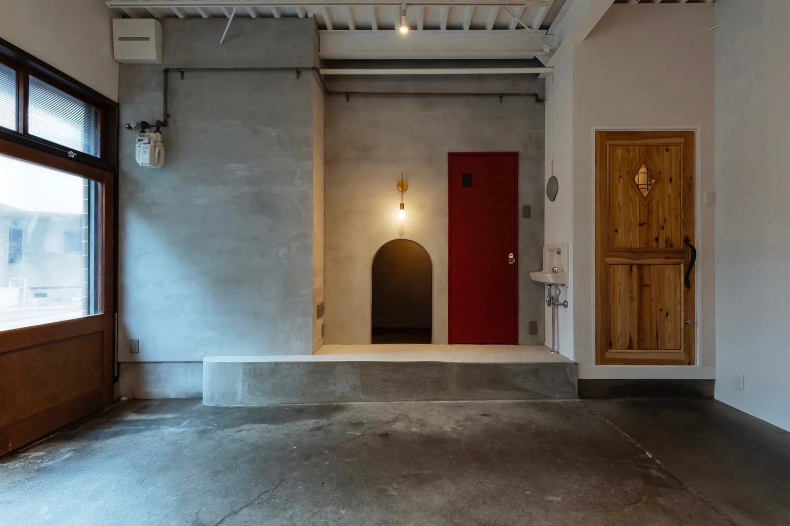 【福島駅10分】展示会やポップアップに最適な路面にある白とモルタルを基調としたシンプルなレンタルスペース