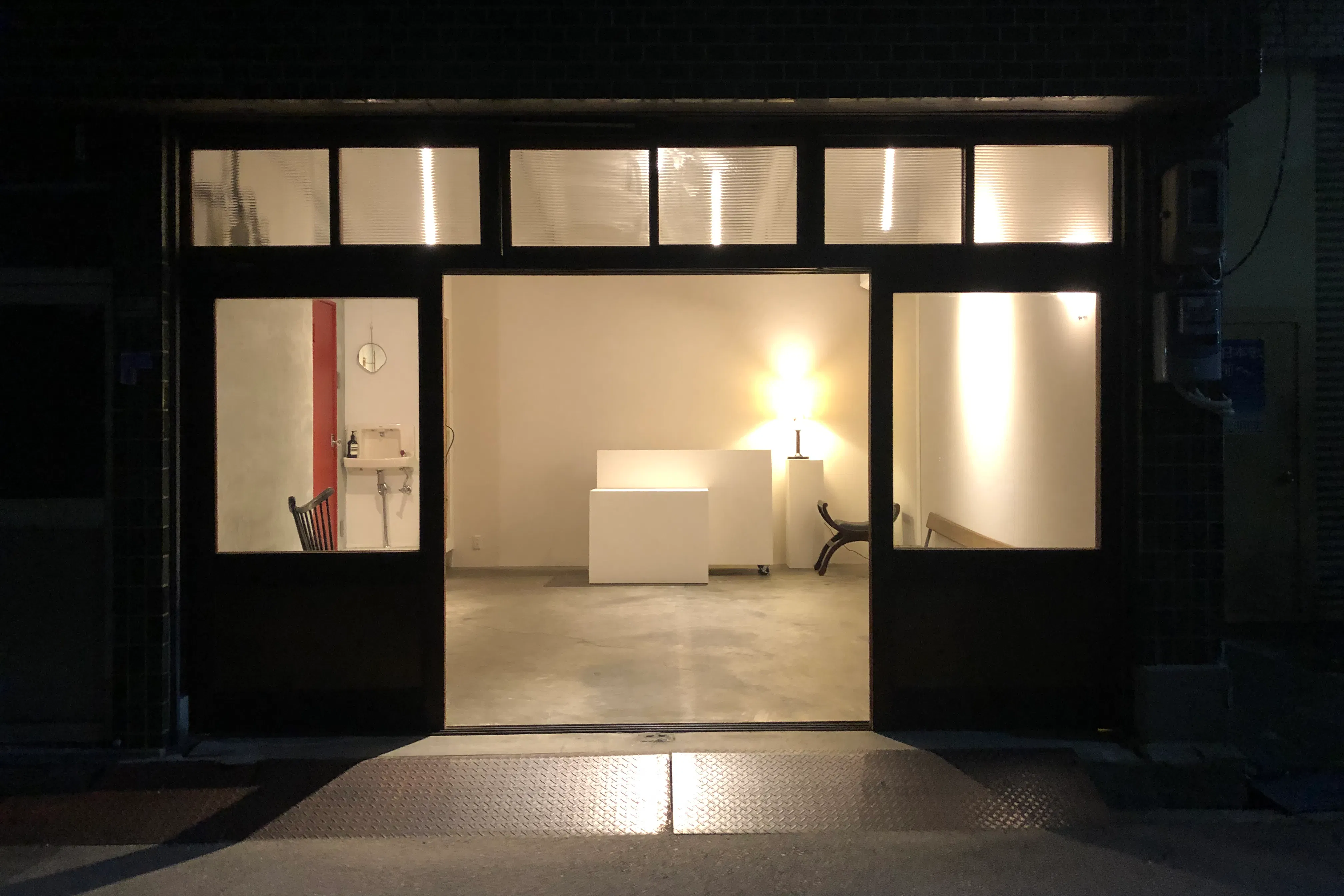 【福島駅10分】展示会やポップアップに最適な路面にある白とモルタルを基調としたシンプルなレンタルスペース