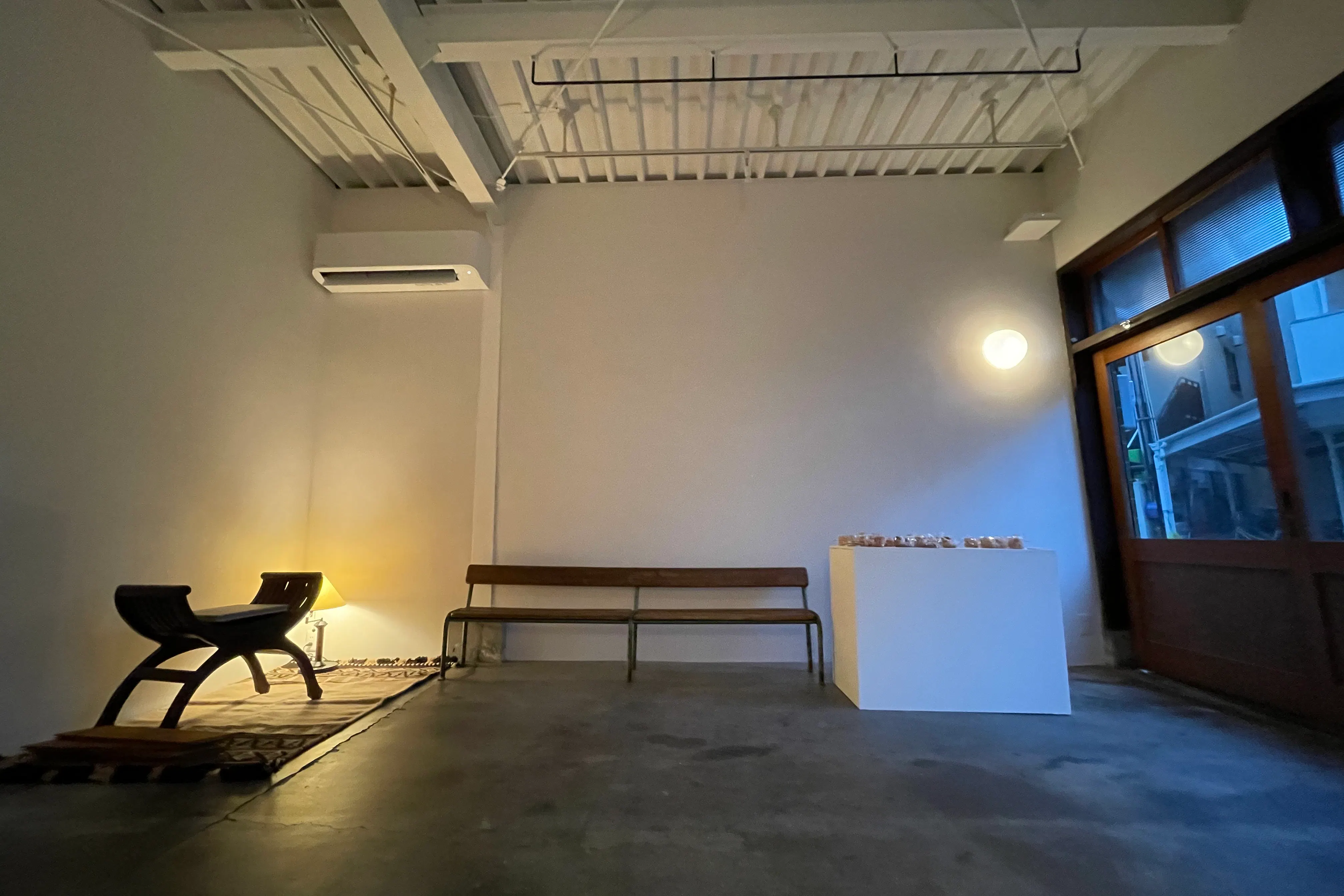 【福島駅10分】展示会やポップアップに最適な路面にある白とモルタルを基調としたシンプルなレンタルスペース