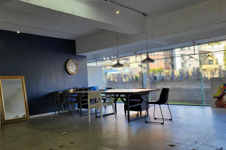 【北参道駅7分】アパレル展示会やポップアップ、撮影用途に最適な白壁と青壁が特徴のイベントスペースの画像3