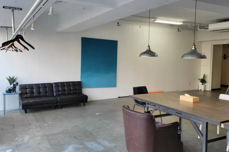 【北参道駅7分】アパレル展示会やポップアップ、撮影用途に最適な白壁と青壁が特徴のイベントスペースの画像1