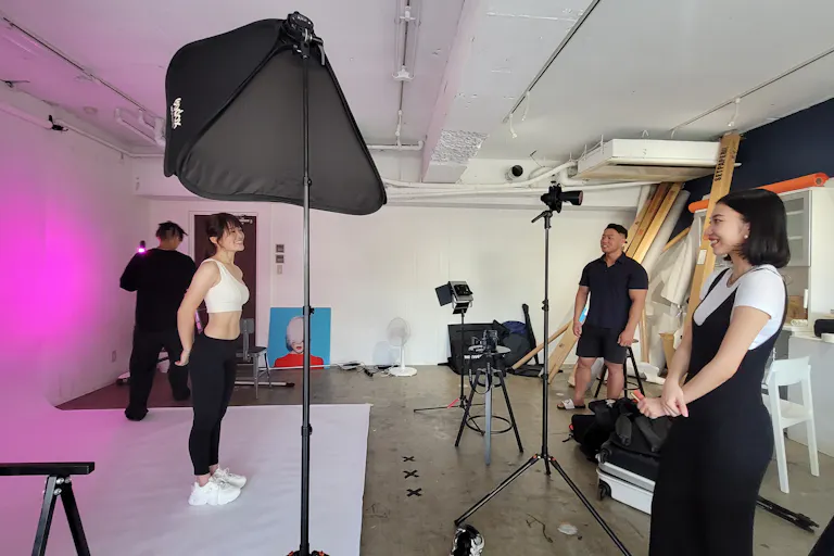 【北参道駅7分】アパレル展示会やポップアップ、撮影用途に最適な白壁と青壁が特徴のイベントスペースの画像4