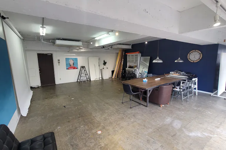 【北参道駅7分】アパレル展示会やポップアップ、撮影用途に最適な白壁と青壁が特徴のイベントスペースの画像9