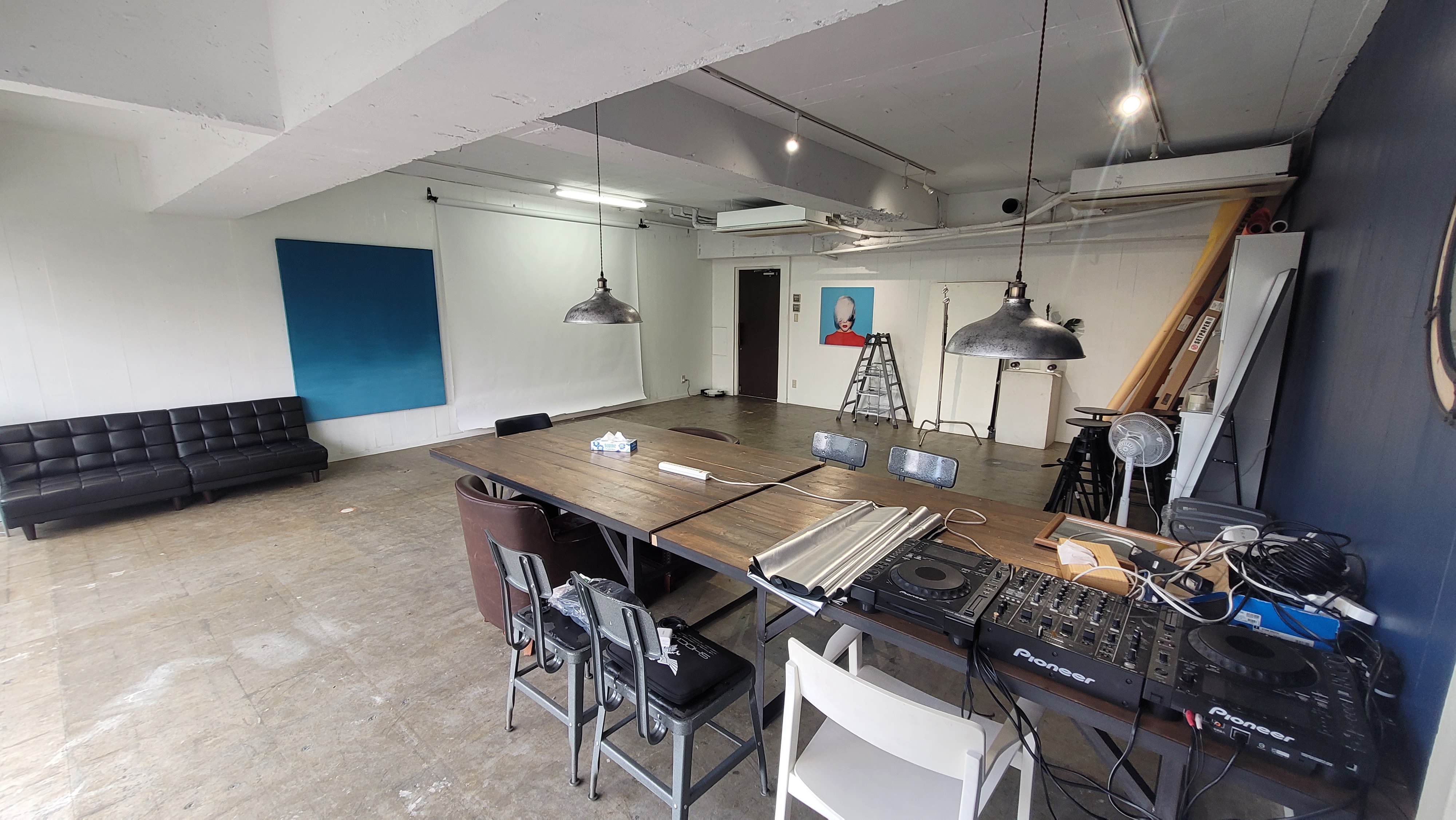 【北参道駅7分】アパレル展示会やポップアップ、撮影用途に最適な白壁と青壁が特徴のイベントスペースの画像10