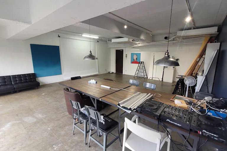 【北参道駅7分】アパレル展示会やポップアップ、撮影用途に最適な白壁と青壁が特徴のイベントスペースの画像10