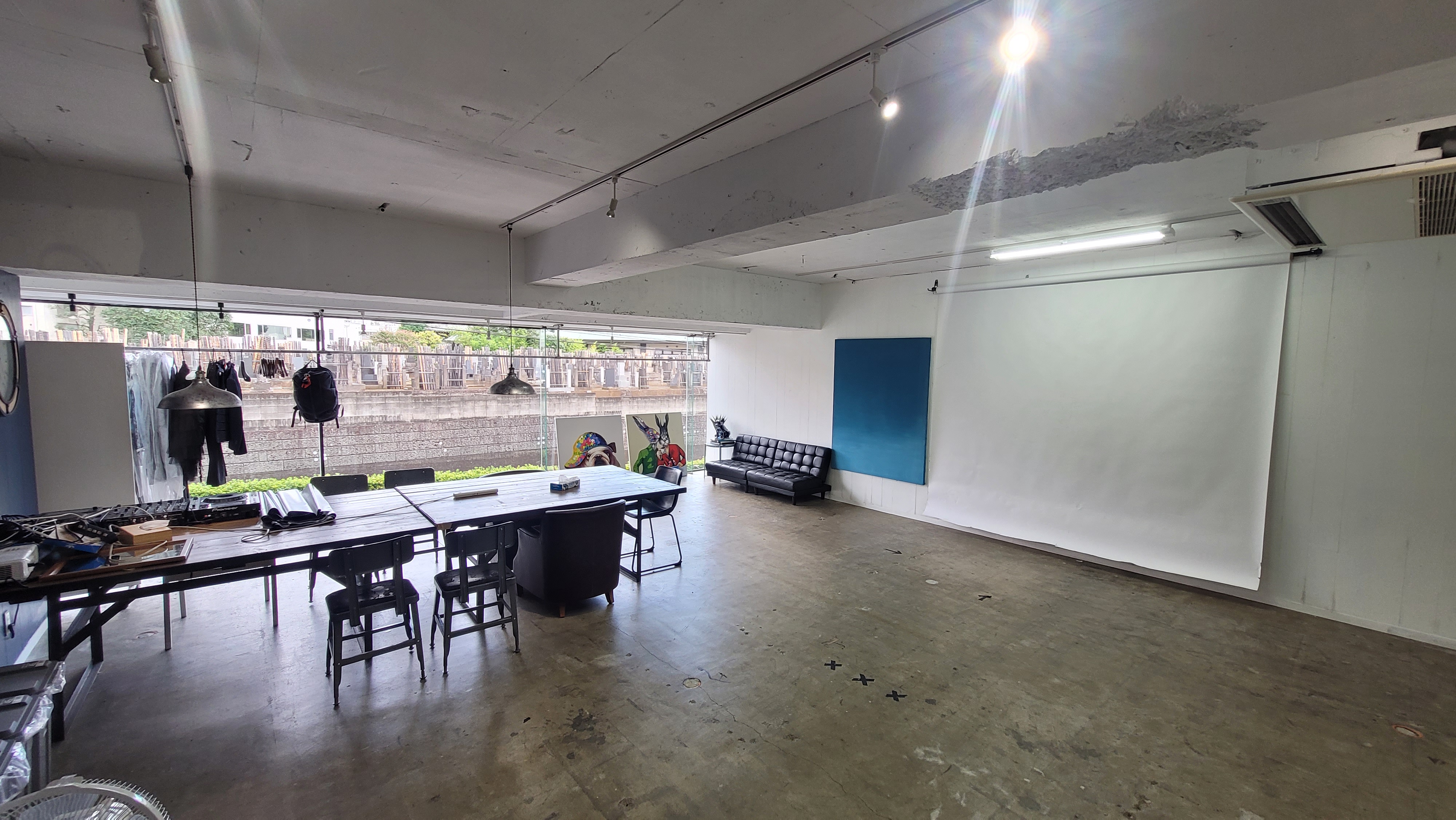 【北参道駅7分】アパレル展示会やポップアップ、撮影用途に最適な白壁と青壁が特徴のイベントスペースの画像8