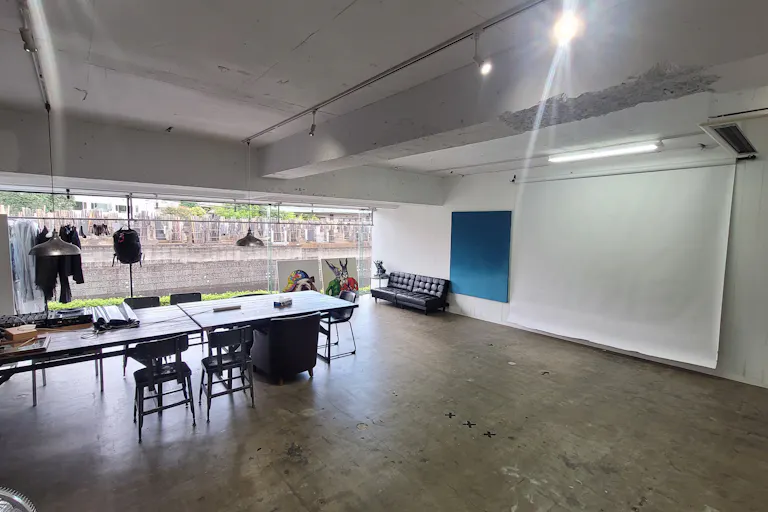 【北参道駅7分】アパレル展示会やポップアップ、撮影用途に最適な白壁と青壁が特徴のイベントスペースの画像8