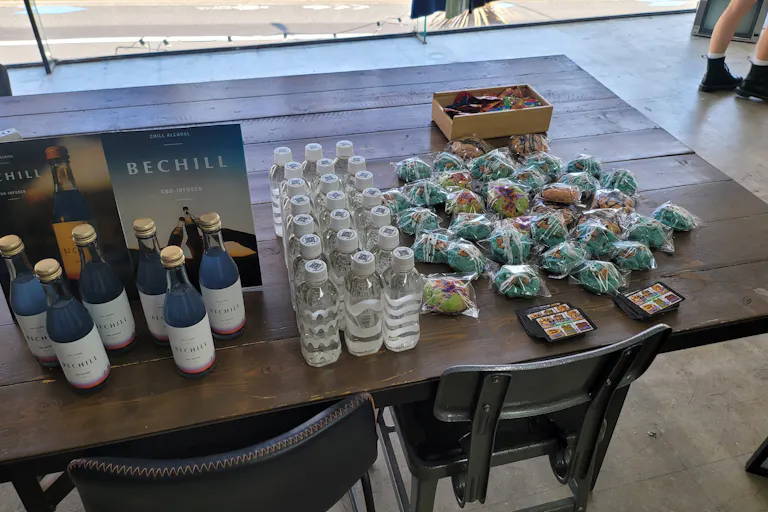 【北参道駅7分】アパレル展示会やポップアップ、撮影用途に最適な白壁と青壁が特徴のイベントスペースの画像14