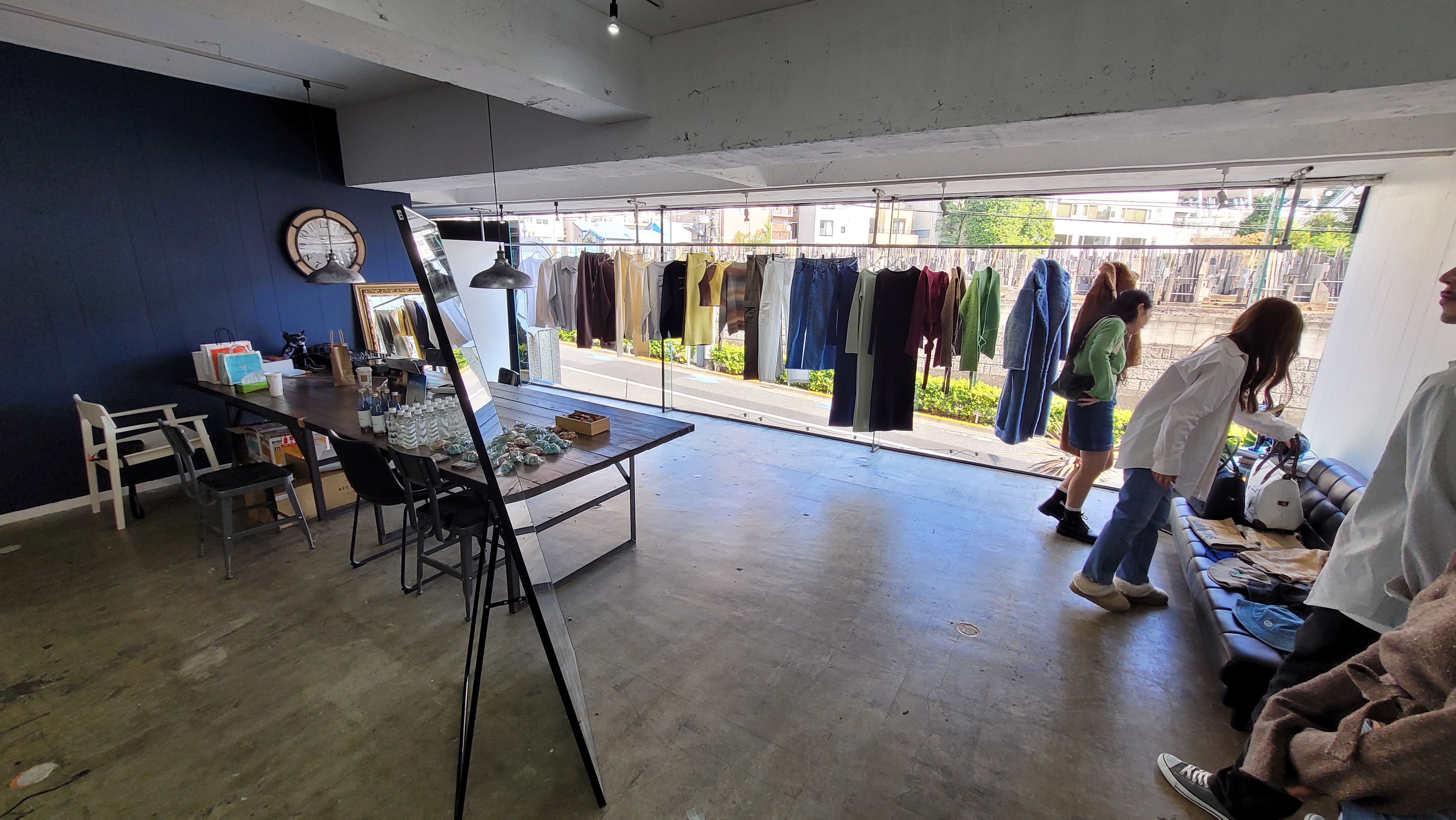 【北参道駅7分】アパレル展示会やポップアップ、撮影用途に最適な白壁と青壁が特徴のイベントスペースの画像11