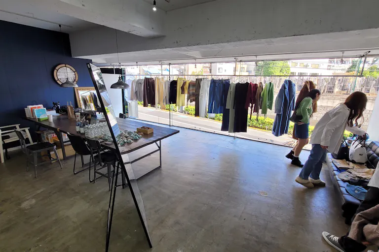 【北参道駅7分】アパレル展示会やポップアップ、撮影用途に最適な白壁と青壁が特徴のイベントスペースの画像11