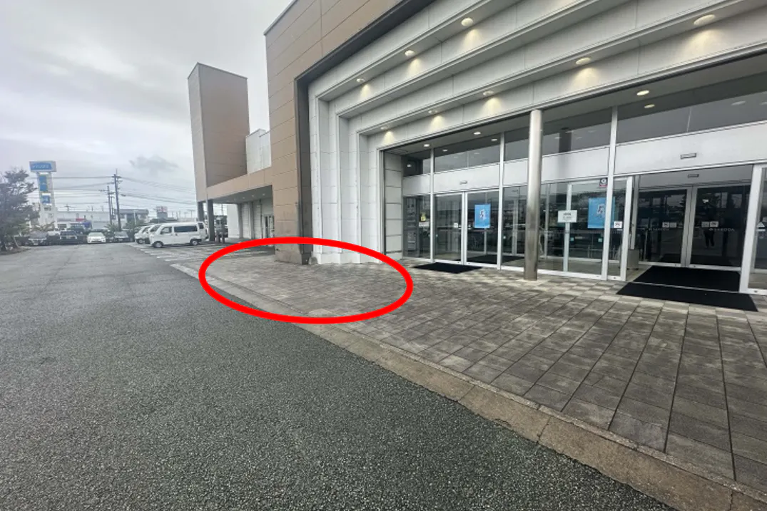 【SAKODAホームファニシングス熊本店】キッチンカー、飲食販売の催事、飲食販売のポップアップに利用可能な家具・インテリアショップ内の屋外入口左側スペース