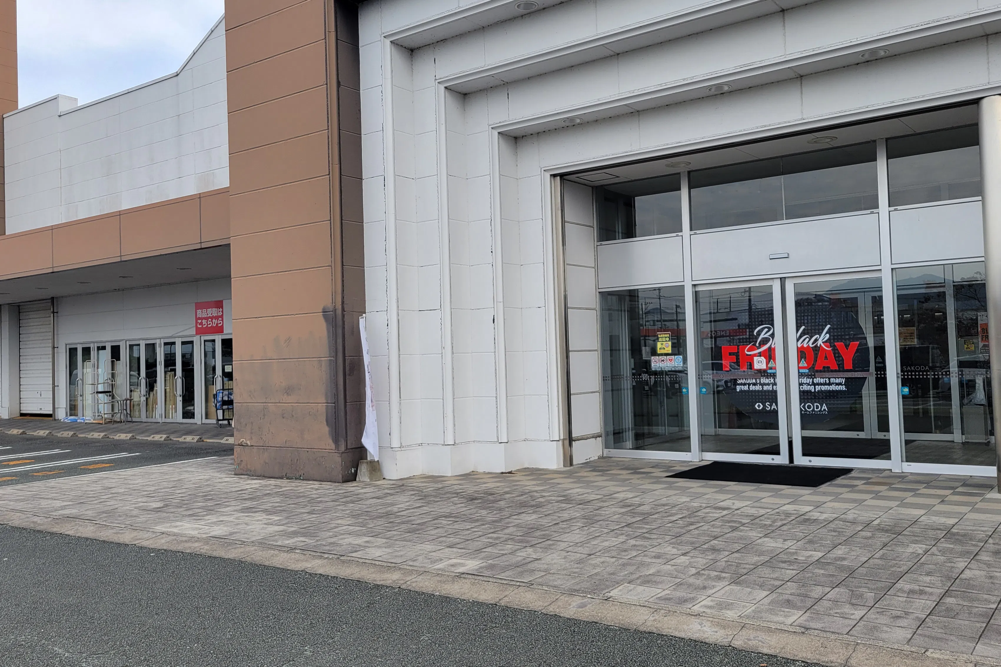 【SAKODAホームファニシングス熊本店】キッチンカー、飲食販売の催事、飲食販売のポップアップに利用可能な家具・インテリアショップ内の屋外入口左側スペース