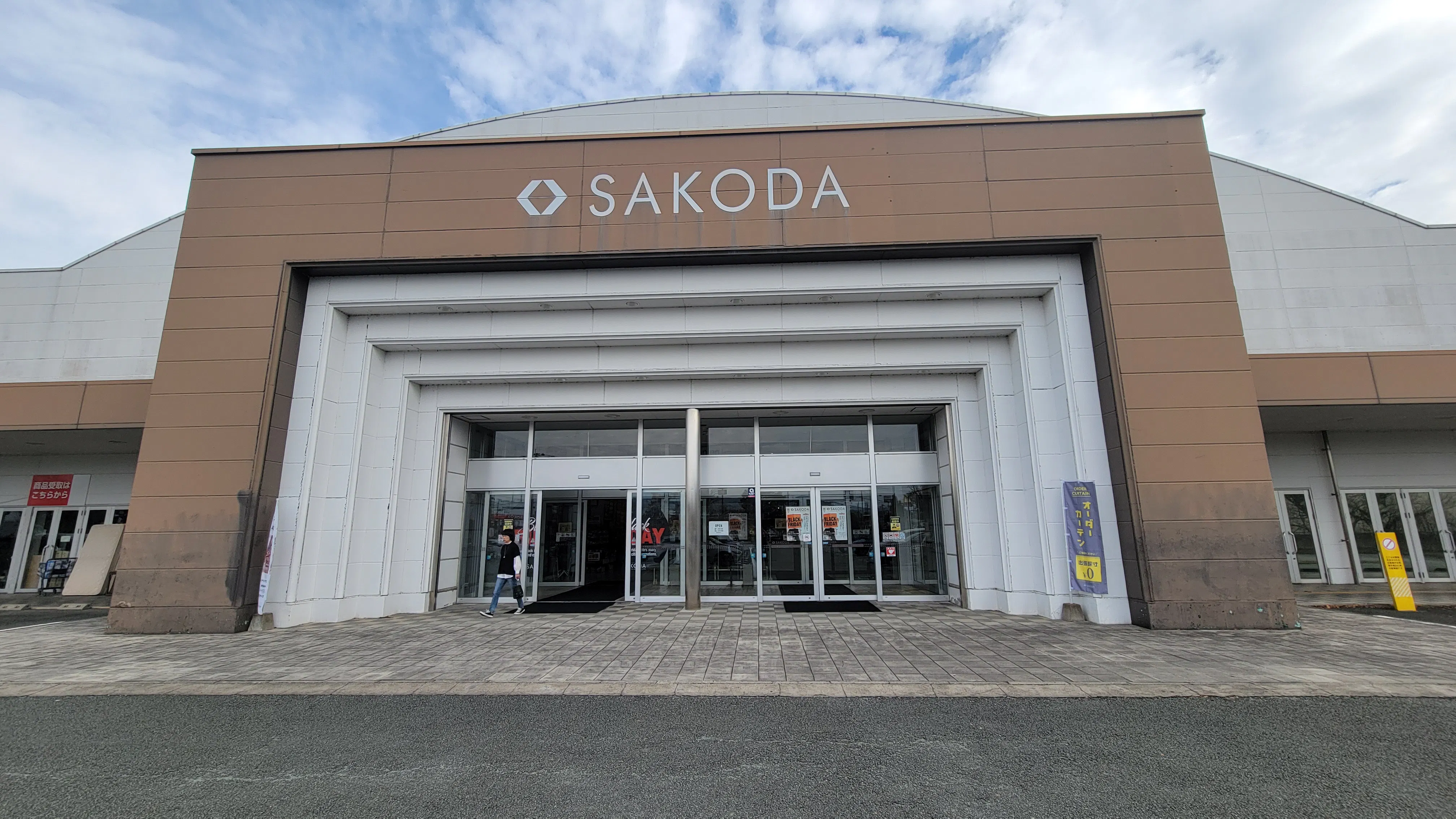 【SAKODAホームファニシングス熊本店】キッチンカー、飲食販売の催事、飲食販売のポップアップに利用可能な家具・インテリアショップ内の屋外入口左側スペース