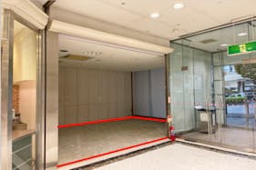 【MYMビル|1F 102区画(区画内空調故障中、床・壁、仕上げ無し)】各種プロモーションやポップアップストアに最適な水戸駅直結型商業ビル1階の屋内外からアクセス可能なイベントスペース