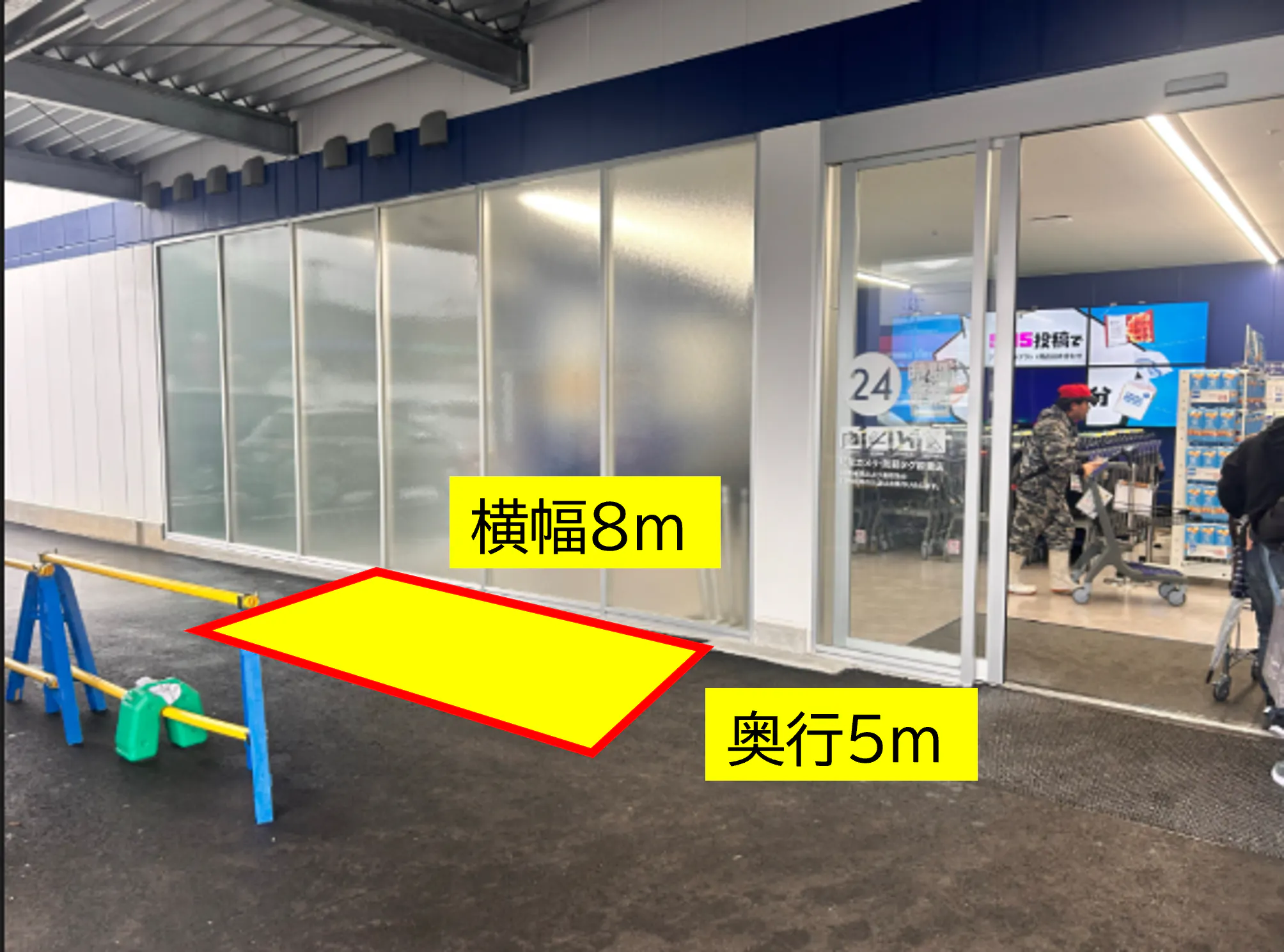 【スーパーセンタートライアル佐々店】【軒下左側（T)】プロモーションや物販の出店が可能な「屋外_店舗入口軒下スペース」の画像