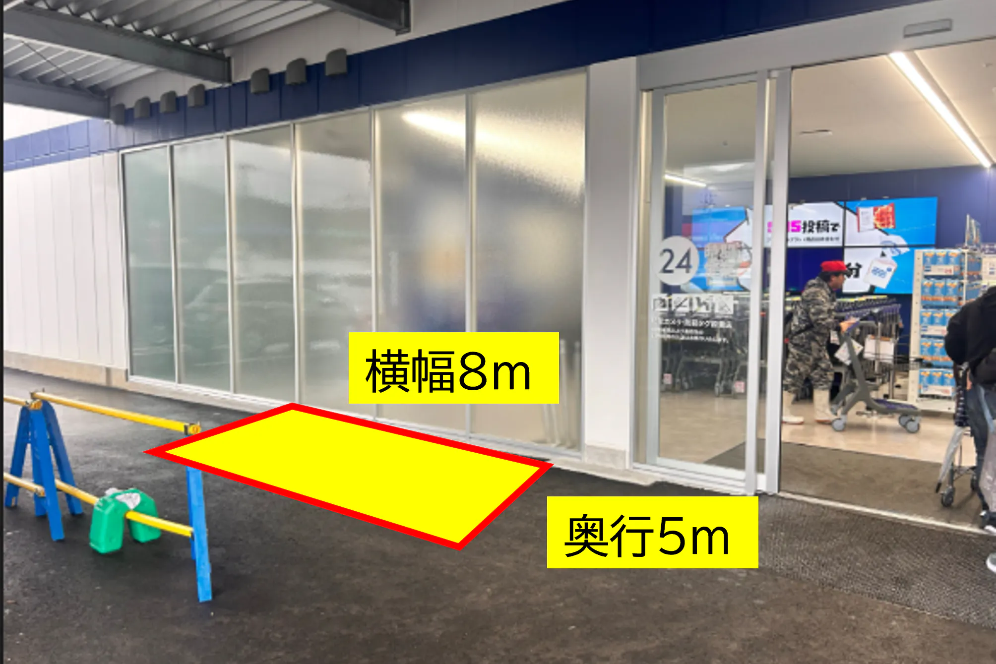 【スーパーセンタートライアル佐々店】【軒下左側(T)】プロモーションや物販の出店が可能な「屋外_店舗入口軒下スペース」