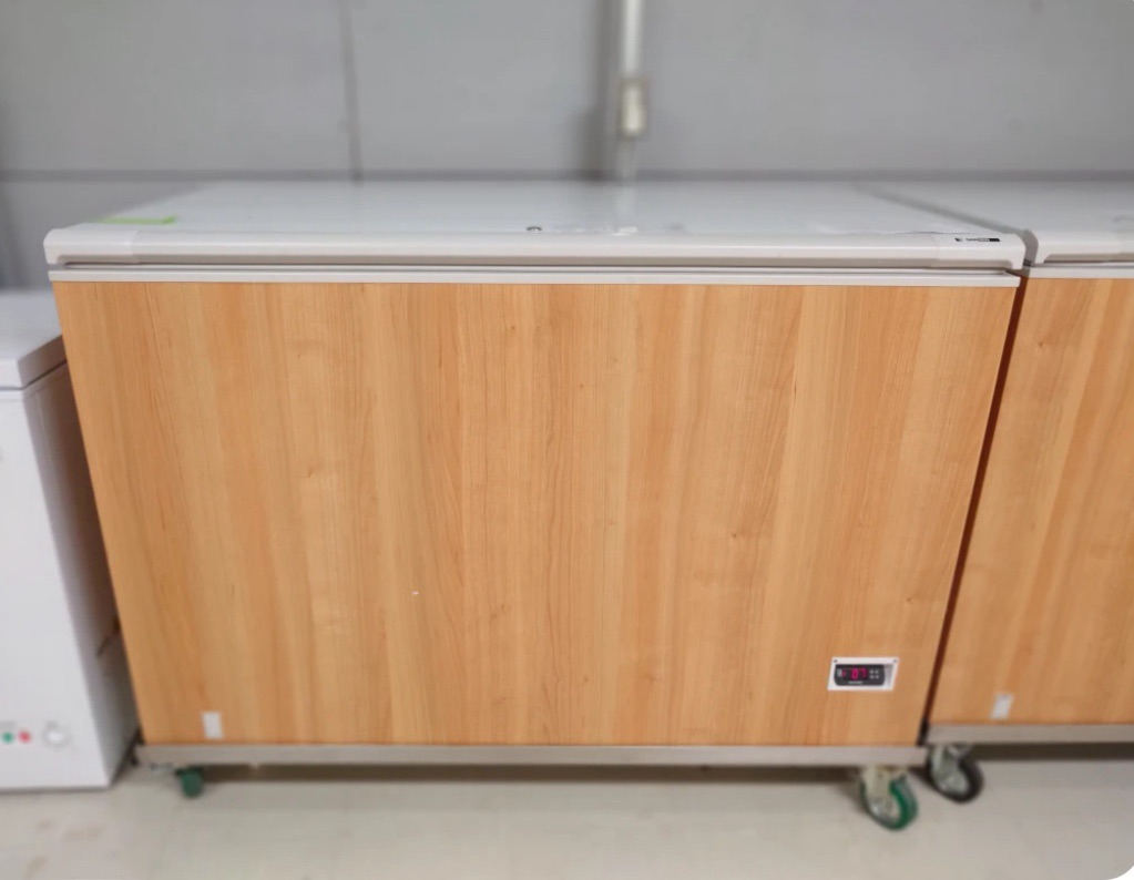 冷蔵・冷凍ストッカー　W1350×D730×H893（内寸：W1200×D583×H753）