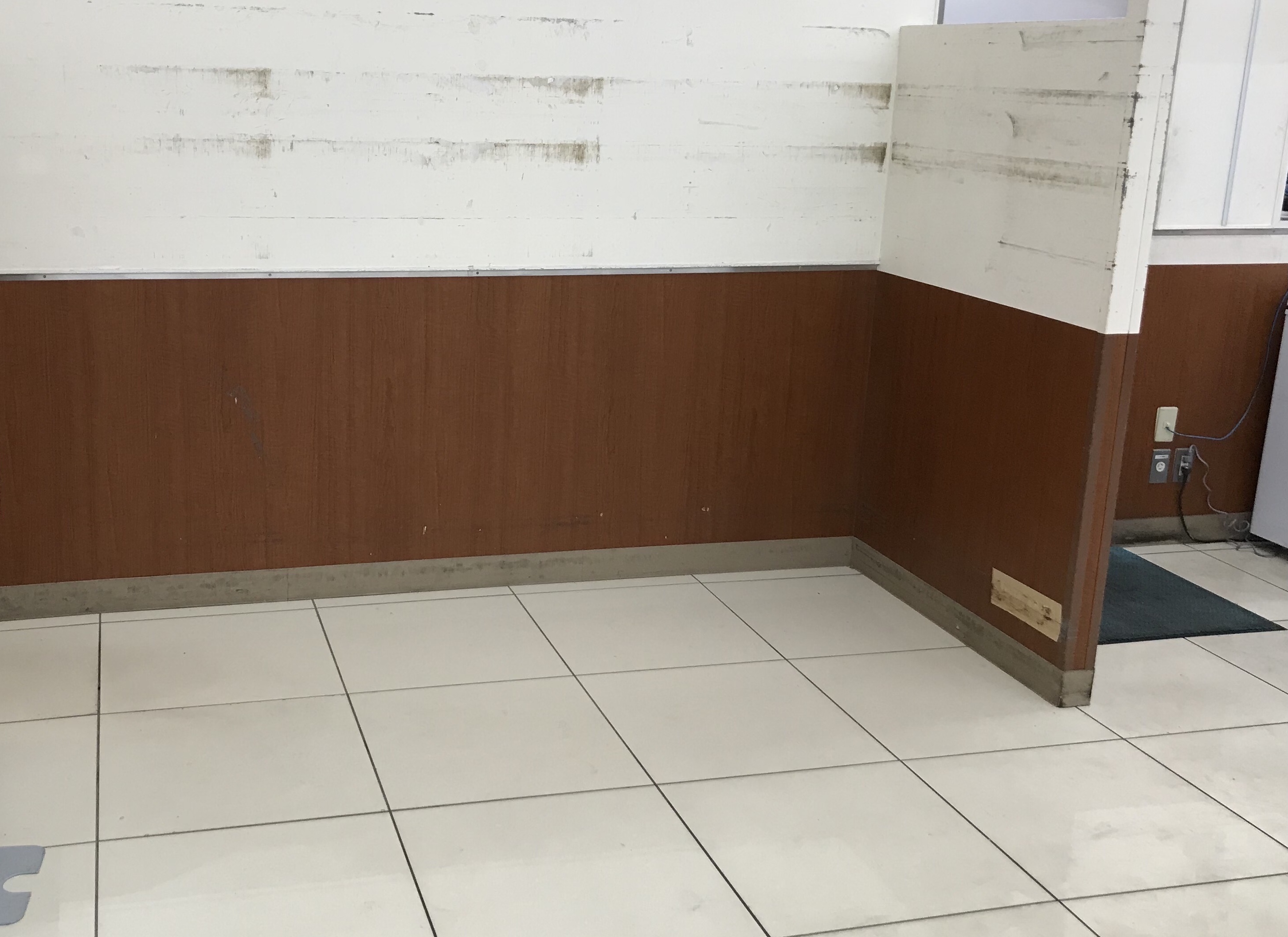 【西友　豊山店】1階入口付近レジ前　プロモーションや物販、食物販のポップアップストアに最適なスーパー店内催事イベントスペース