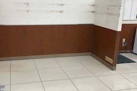 【西友 豊山店】1階入口付近レジ前 プロモーションや物販、食物販のポップアップストアに最適なスーパー店内催事イベントスペース