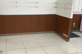 【西友 豊山店】1階入口付近レジ前 プロモーションや物販、食物販のポップアップストアに最適なスーパー店内催事イベントスペース (横 90cm×奥行120cm)