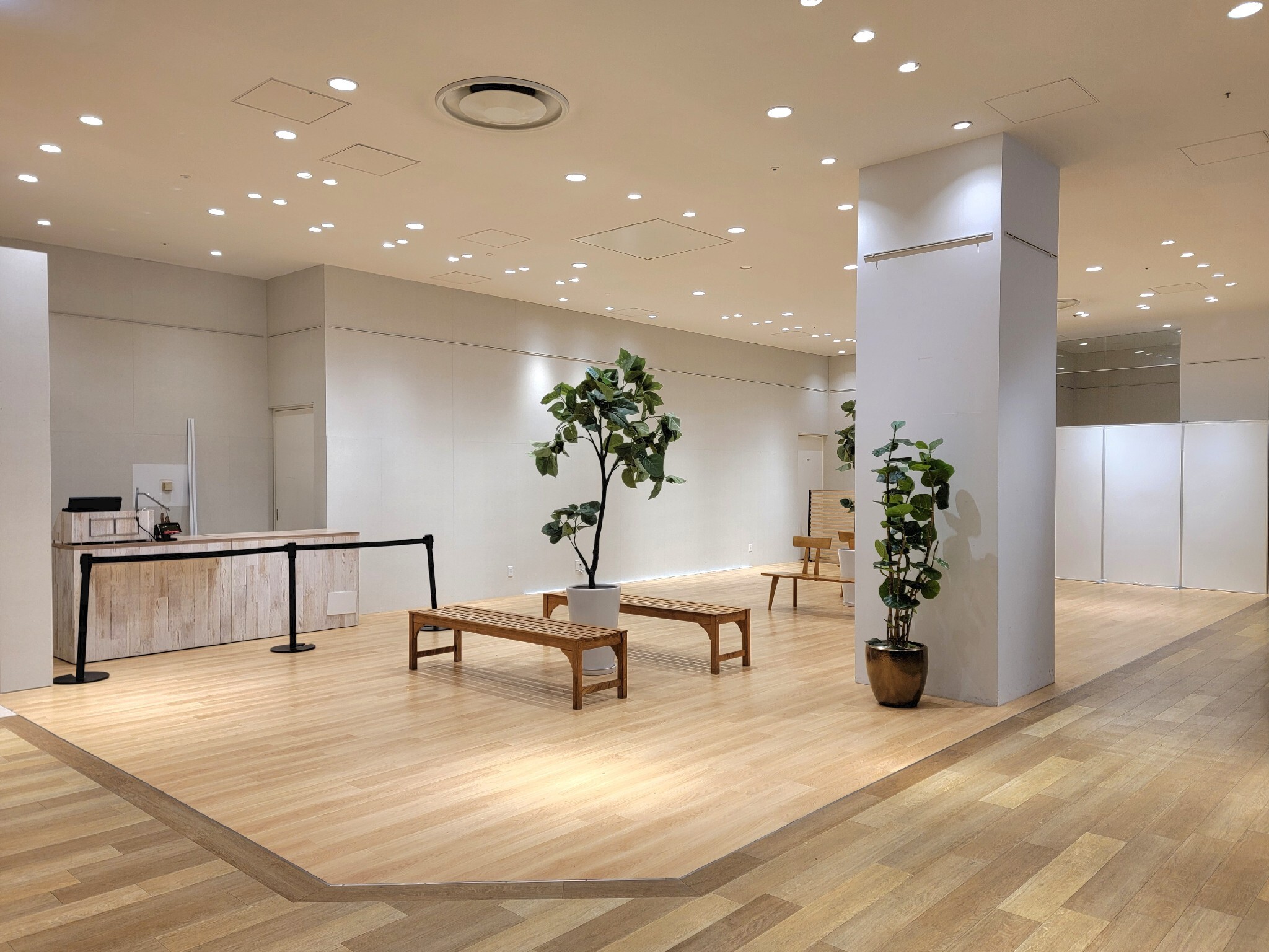 【なんばマルイ】2階 カレンダリウムD08【物販・展示】白を基調とした区画です。アパート・雑貨・展示会などにおすすめです。