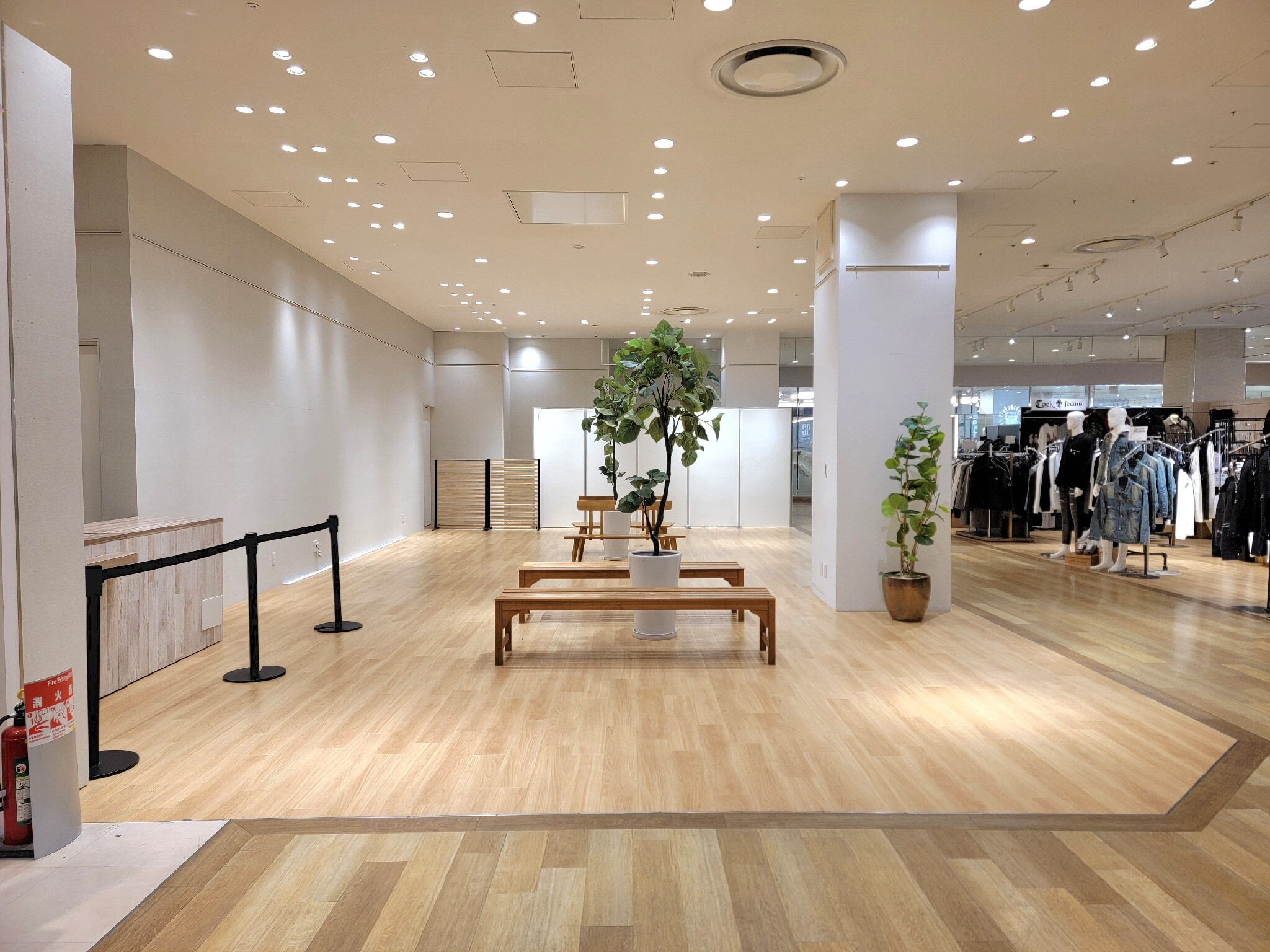 【なんばマルイ】2階 カレンダリウムD08【物販・展示】白を基調とした明るい区画でアパレル雑貨販売・PR展示など最適