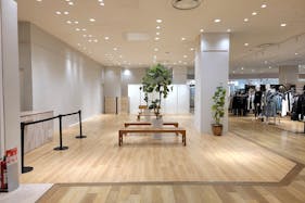 【なんばマルイ】2階 カレンダリウムD08【物販・展示】白を基調とした明るい区画でアパレル雑貨販売・PR展示など最適