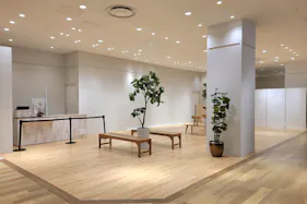 【なんばマルイ】2階 カレンダリウムD08【物販・展示】白を基調とした明るい区画でアパレル雑貨販売・PR展示など最適