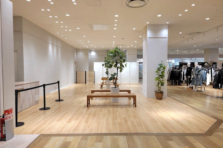 【なんばマルイ】2階 カレンダリウムD08【物販・展示】白を基調とした明るい区画でアパレル雑貨販売・PR展示など最適の画像1