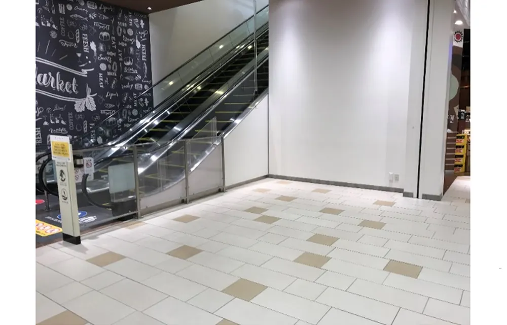 【ららぽーと柏の葉】143区画横エスカレーター脇