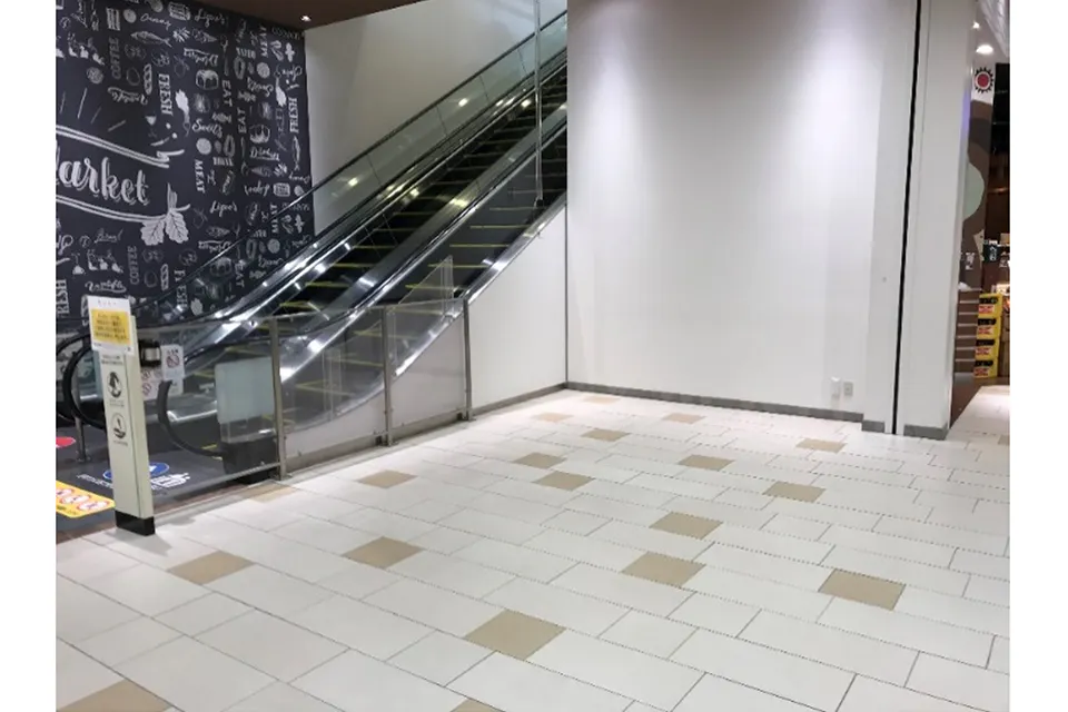 【ららぽーと柏の葉】143区画横エスカレーター脇