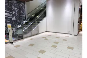 【ららぽーと柏の葉】143区画横エスカレーター脇