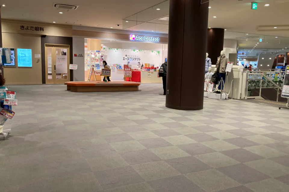 【ララガーデン川口】2階 フードコート前