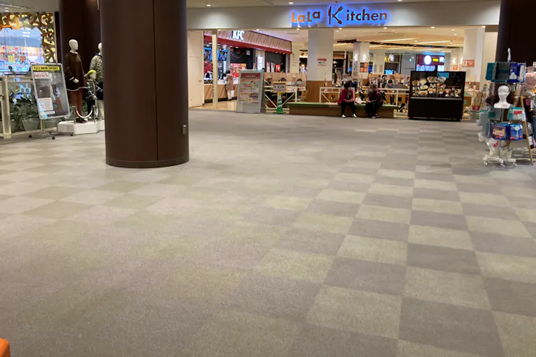 【ララガーデン川口】2階 フードコート前の画像1