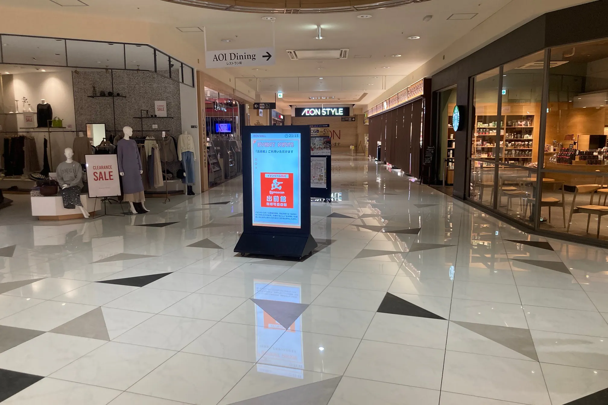 【イオンモール岡崎】デジタルサイネージ(縦型サイネージ)