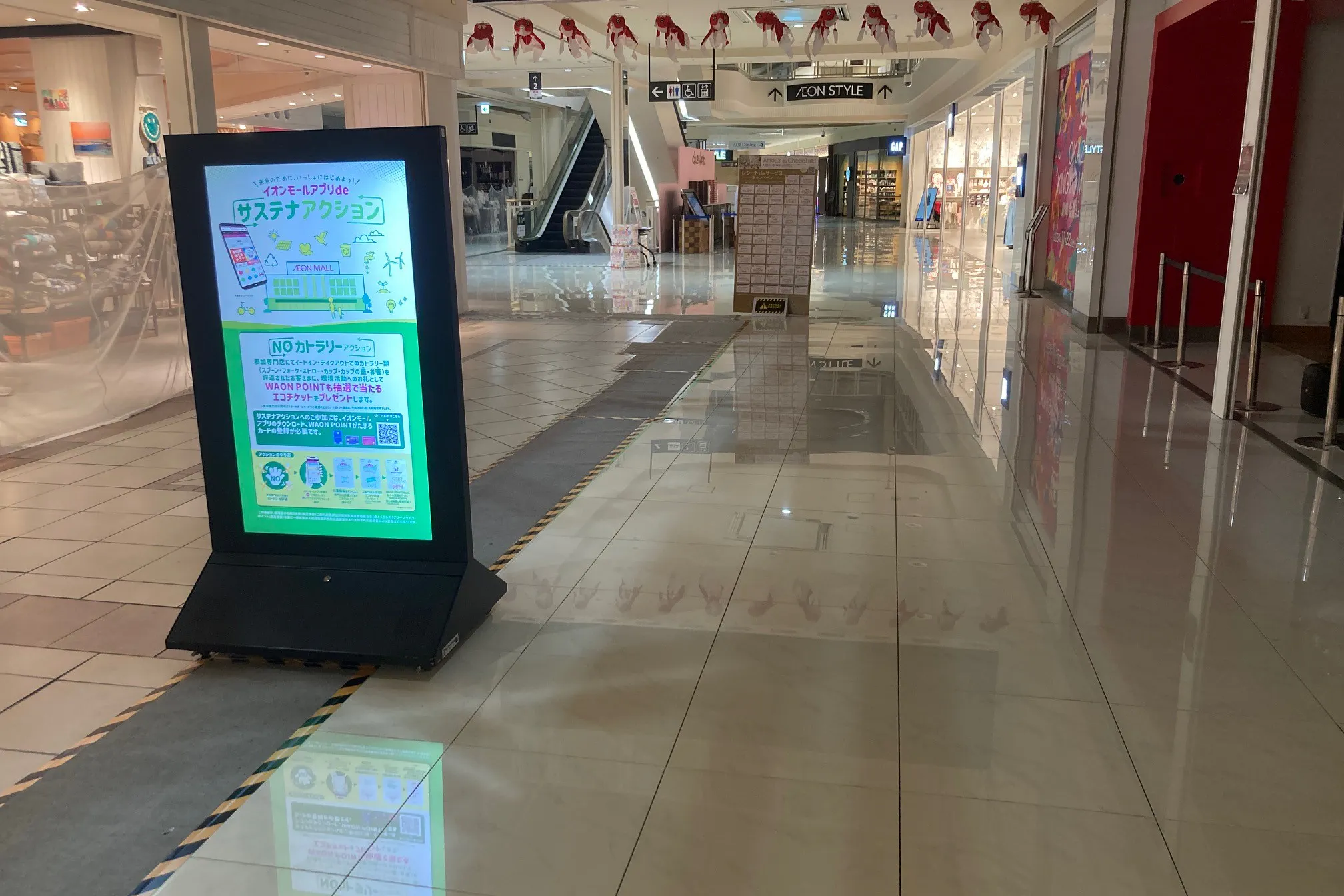 【イオンモール岡崎】デジタルサイネージ(縦型サイネージ)