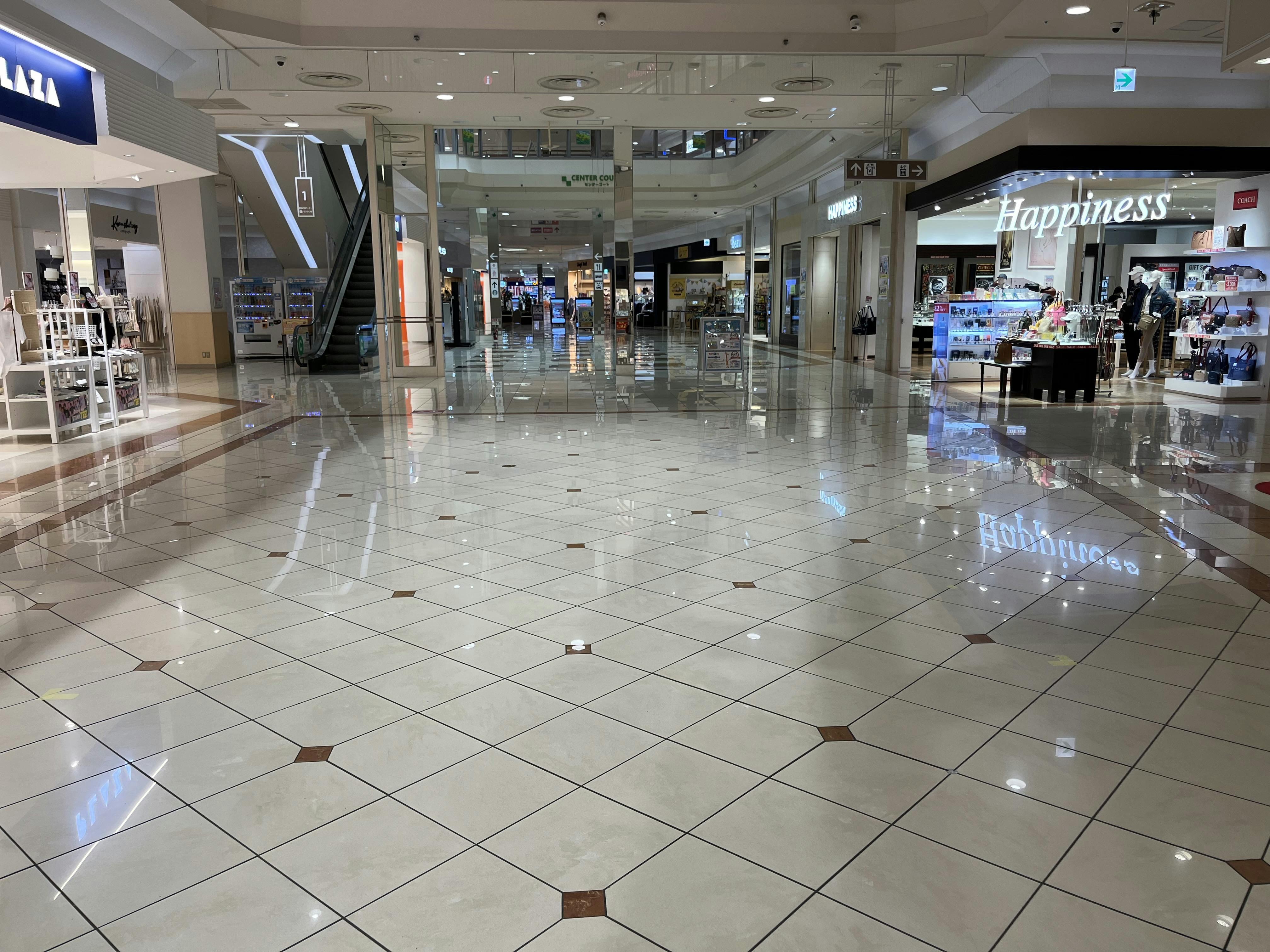 【イオンモール新居浜】『1F 催事スペースＥ』-通行量抜群！メインコート近くの中心地で新商品PRやファミリー向けプロモーション活動に最適なスポットの画像