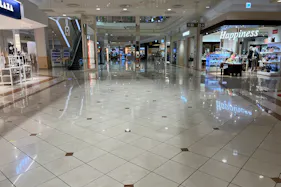 【イオンモール新居浜】『1F 催事スペースE』-通行量抜群!メインコート近くの中心地で新商品PRやファミリー向けプロモーション活動に最適なスポット