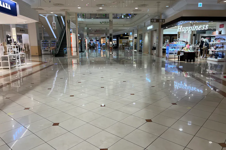 【イオンモール新居浜】『1F 催事スペースE』-通行量抜群!メインコート近くの中心地で新商品PRやファミリー向けプロモーション活動に最適なスポットの画像1