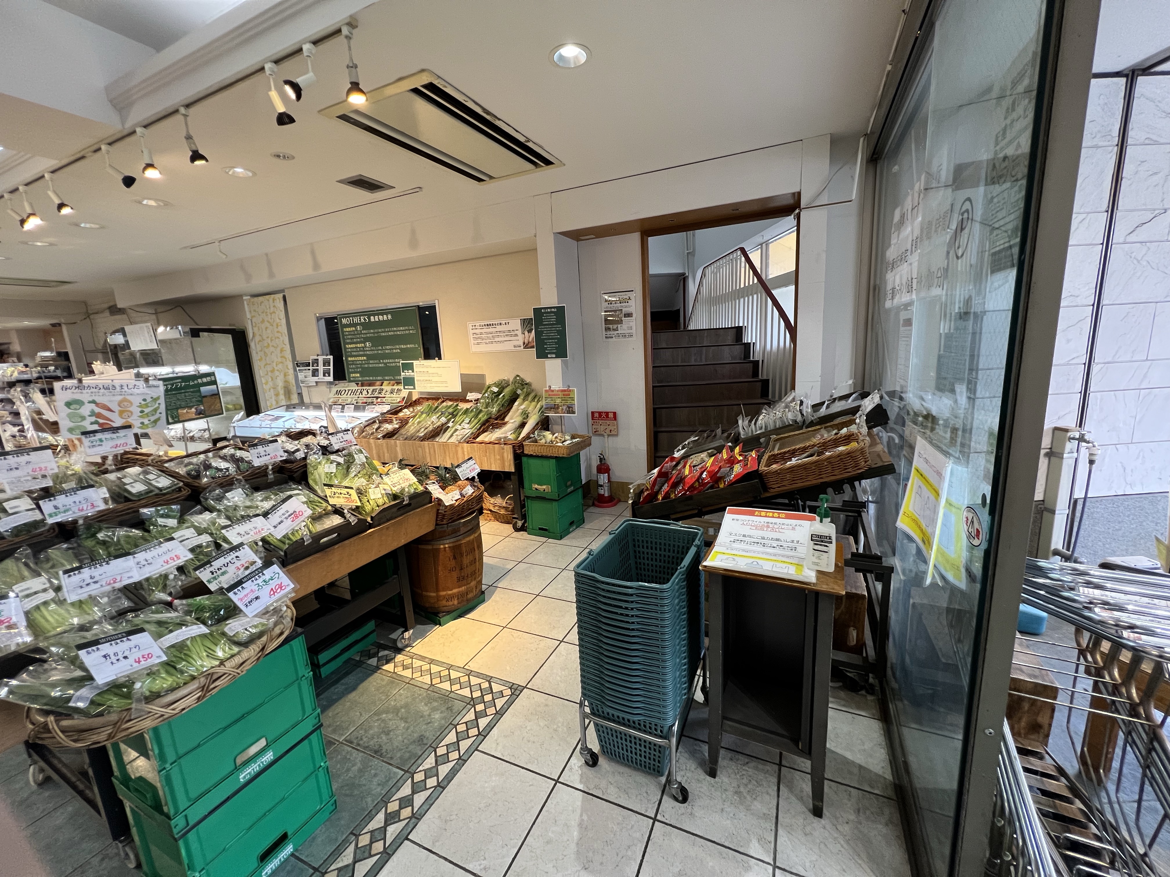 行き方➀　店内入口右側の階段から2階へ