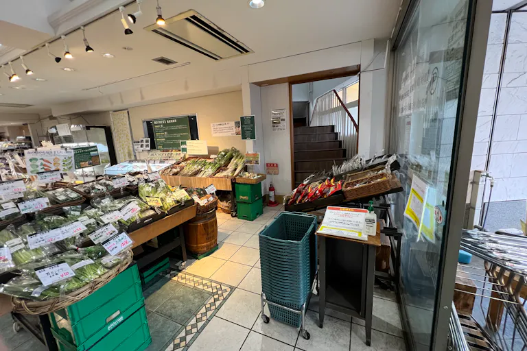 行き方➀ 店内入口右側の階段から2階へ