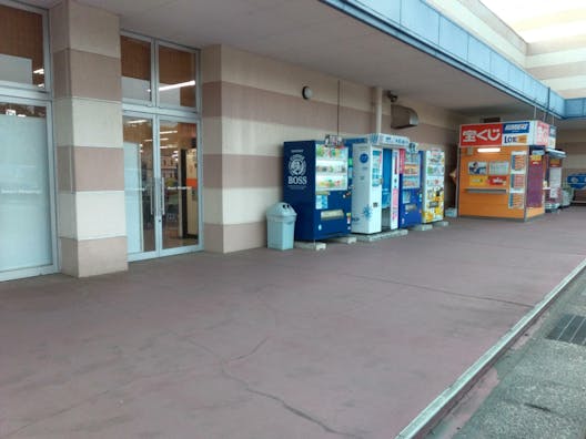 【ミスターマックス宗像店】キッチンカーや食物販に利用可能な総合ディスカウントストアのスペース（自販機左側）