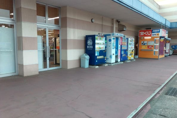 【ミスターマックス宗像店】キッチンカーや食物販に利用可能な総合ディスカウントストアのスペース（自販機左側）