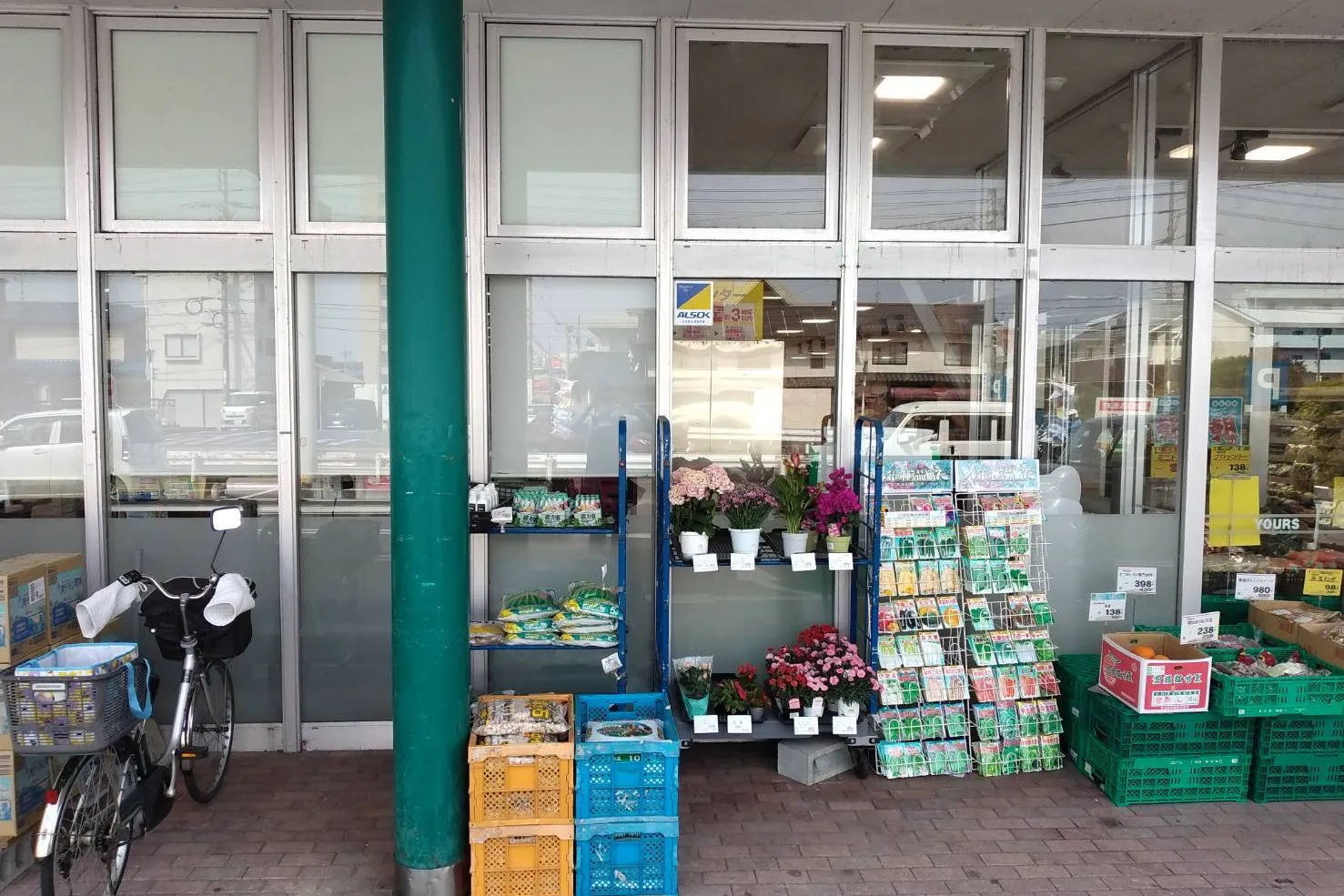 【ユアーズ三筋店】物販やプロモーションに利用可能な軒下スペース