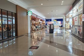 【イオンモール新居浜】『1F 催事スペースA』ー大型家電量販店、人気カフェ、ドラッグストアに囲まれた共用通路の催事場:適度な通行量とコンパクトなスペースが魅力